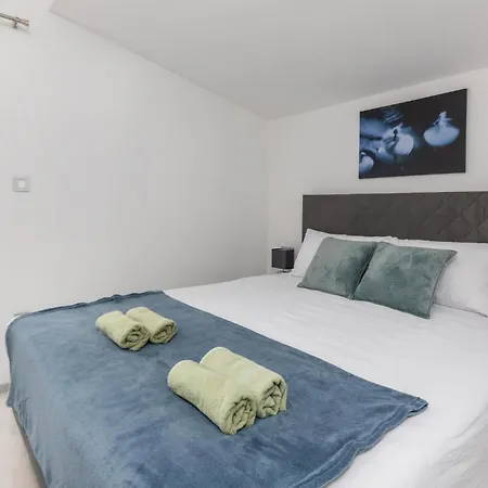 Gorgeous In Bregi With Wifi Apartment *